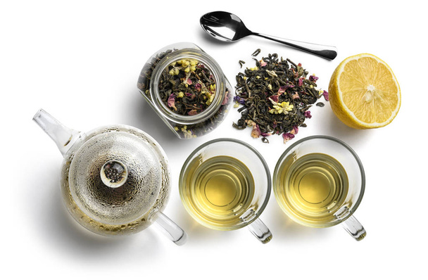 Πράσινο τσάι με φυσικά αρωματικά πρόσθετα και αξεσουάρ. Κάτοψη σε λευκό φόντο - Φωτογραφία, εικόνα