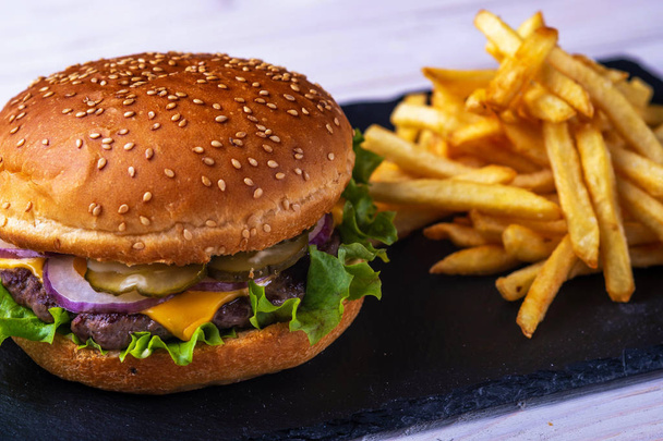 гамбургер з беконом на чорному фоні
 - Фото, зображення