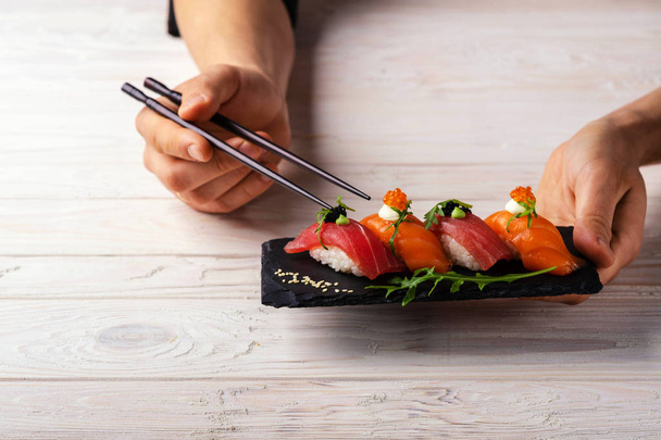 verse sashimi met groen op houten tafel - Foto, afbeelding