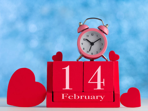 Datum '' 14 februari 'op houten rode kubus kalender - Foto, afbeelding