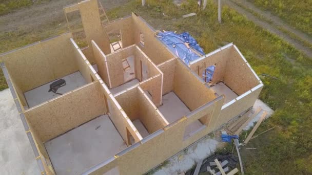 Construction d'une maison modulaire neuve et moderne. Murs fabriqués à partir de panneaux composites en bois siroté avec isolation en styromousse à l'intérieur. Construire un nouveau cadre de concept de maison écoénergétique. - Séquence, vidéo
