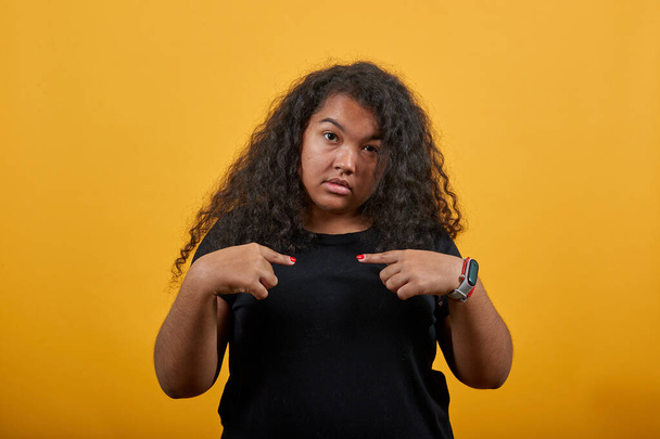 Αφρο-αμερικανική νεαρή γυναίκα με υπέρβαρα δάχτυλα που δείχνουν τον εαυτό της - Φωτογραφία, εικόνα