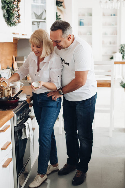 Souriant adulte mari et femme cuisiner dîner à la maison
 - Photo, image