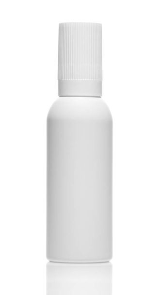 Фото одной абстрактной пустой бутылки белого спрея, изолированной на белом фоне, аэрозольной баллончика, металлической или алюминиевой бутылки без этикетки, новое и ясное состояние
 - Фото, изображение