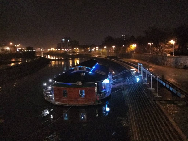 Restaurante barco no rio, vida noturna
 - Foto, Imagem
