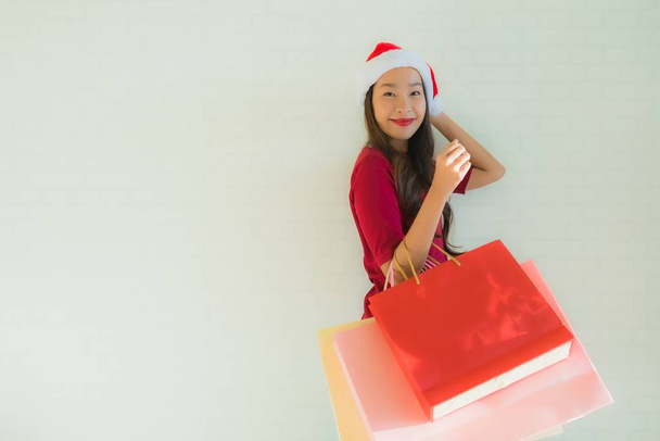 Portrait beautiful young asian women wear christmas santa hat wi - Zdjęcie, obraz
