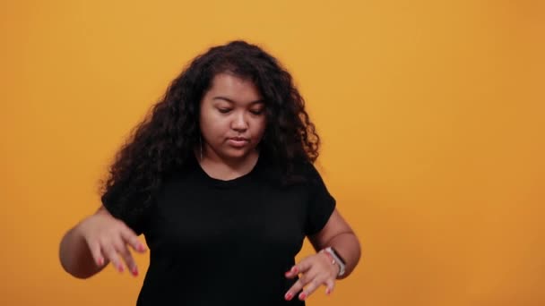 Ciddi Afro-Amerikalı genç bayan parmaklarıyla hareket ediyor.. - Video, Çekim