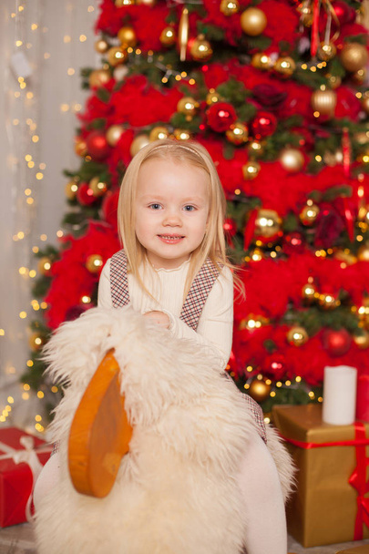 Lovely Little girl on christmas decorated room - 写真・画像