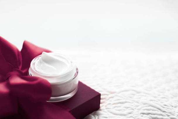 Luxury face cream for sensitive skin and maroon holiday gift box - Foto, imagen