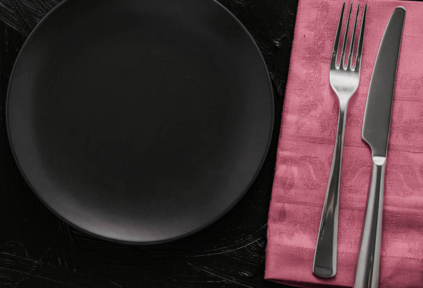 leeres Geschirr mit rosa Serviette, Requisiten für Food Styling, de - Foto, Bild
