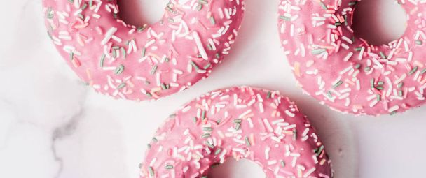 Donuts polvilhados fosco, sobremesa doce na mesa de mármore b
 - Foto, Imagem