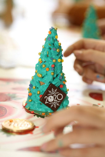 Children's hands decorate a Christmas tree of cookies - Foto, Imagem
