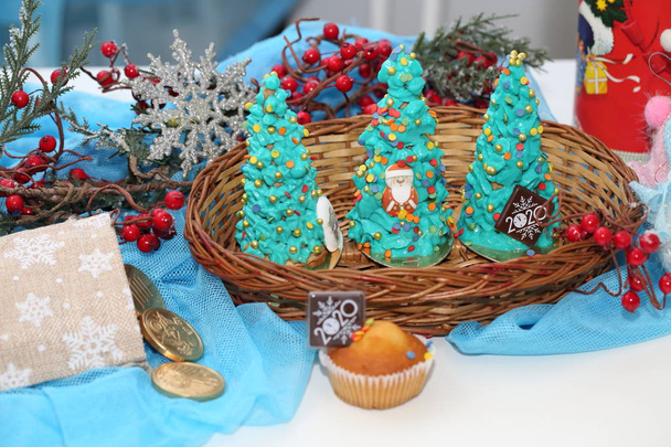 Christmas tree cookies in a wicker basket - 写真・画像