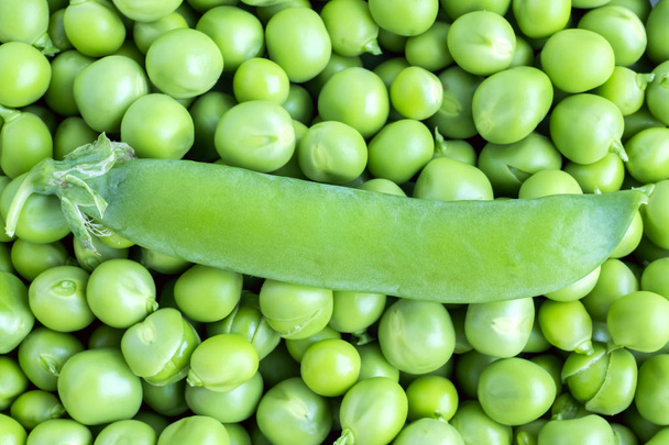 エンドウ豆の山の緑のエンドウ豆のポッド、有機食品の概念的なマクロ - 写真・画像