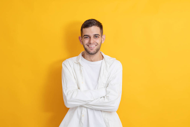 Porträt eines lächelnden jungen Mannes im farbigen Hintergrund - Foto, Bild