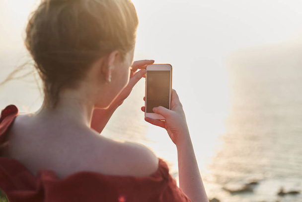 menina fotografa o pôr do sol no telefone
 - Foto, Imagem