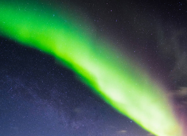 aurora boreale nel cielo notturno sopra l'Artico
  - Foto, immagini