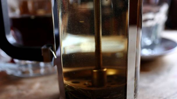 白いお茶はグラスで楽しむ前に特別な容器に入れられています。 - 写真・画像