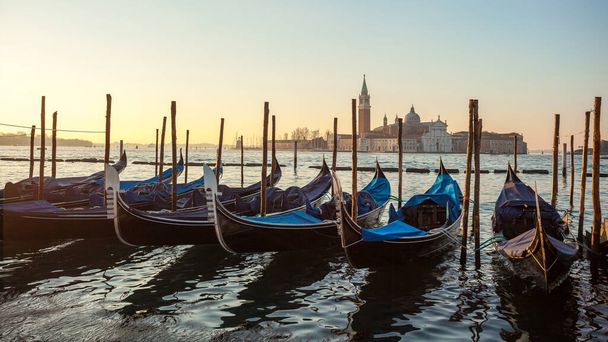 Salida del sol en Venecia con góndola e isla de st george vista
 - Foto, Imagen