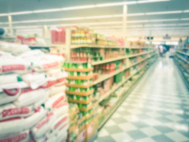 Hämärä tausta käytävät ja hyllyt Aasian supermarket Yhdysvalloissa
 - Valokuva, kuva