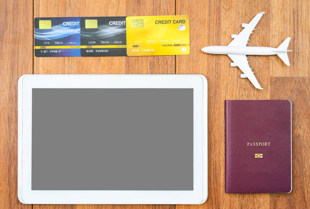 Passeport avec carte de crédit et tablette numérique maquette sur
 - Photo, image