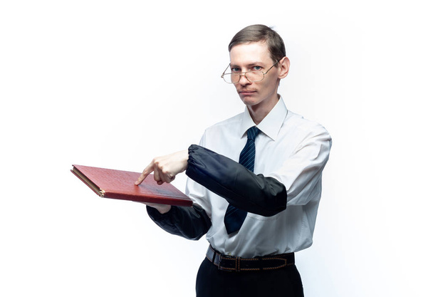 Un homme d'affaires en cravate et lunettes avec un magazine à la main
 - Photo, image