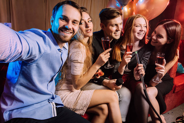 heureux jeunes chanteurs dans karaoké bar
 - Photo, image