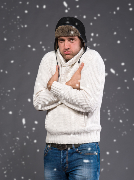 Handsome man in warm sweater and hat - Foto, afbeelding