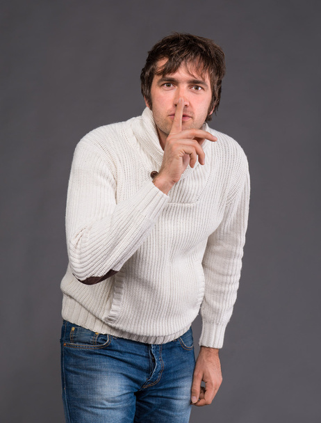 pohledný muž s prstem na rtech žádají o mlčení - Fotografie, Obrázek