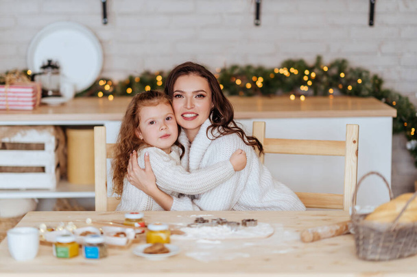 mother and daughter cooking Christmas biscuits - Foto, Bild