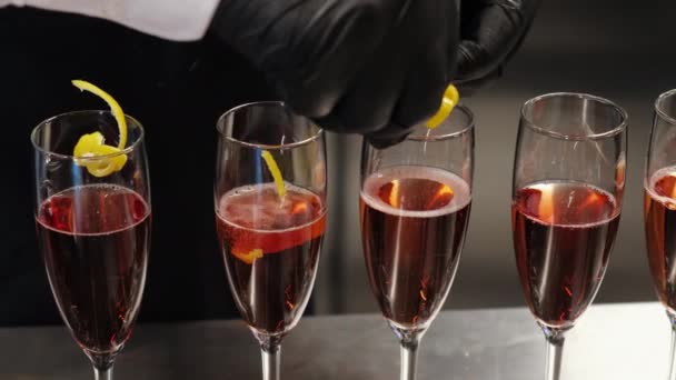 glazen met champagne en decoratieve oranje - Video