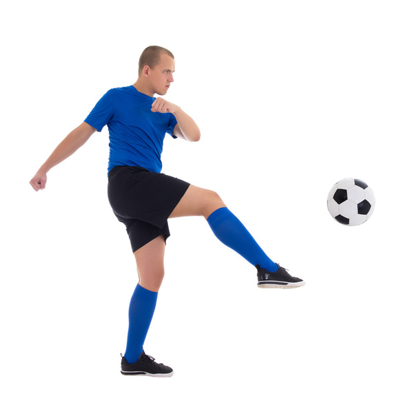 profiel te bekijken van voetballer in blauw schoppen bal geïsoleerd op w - Foto, afbeelding