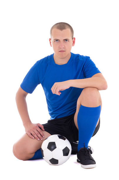 ποδοσφαιριστής του μπλε συνεδρίαση με την μπάλα που απομονώνονται σε λευκό έκφραση - Φωτογραφία, εικόνα