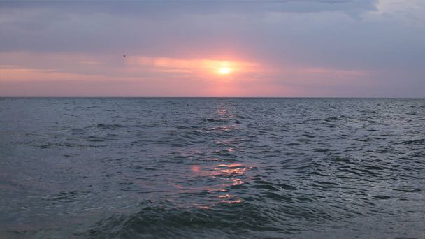 Zachód słońca na morzu piękno natury świt - Zdjęcie, obraz