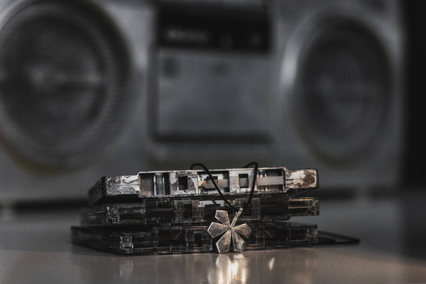 Кулон в форме серебряного листа на кассете
 - Фото, изображение