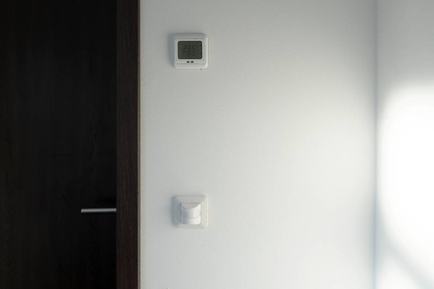 Smart home system. The room has a motion sensor to turn on the light. There is a climate control of the temperature in the room. - Foto, Imagem
