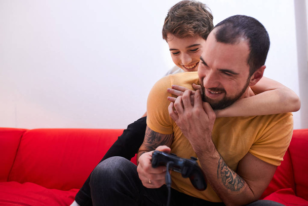 friendly father play with son cideo games - Zdjęcie, obraz