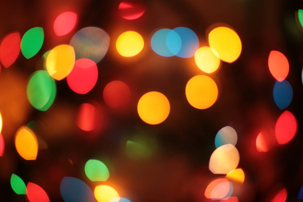 新年のガーランド・ボケ異なるライトの色 - 写真・画像