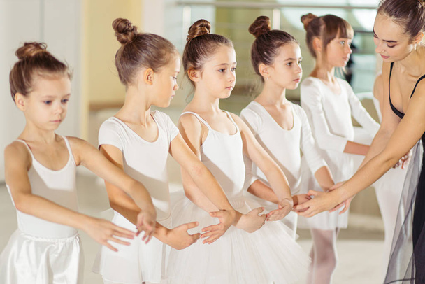 プロのバレエダンサーが子供たちにダンスを教え - 写真・画像