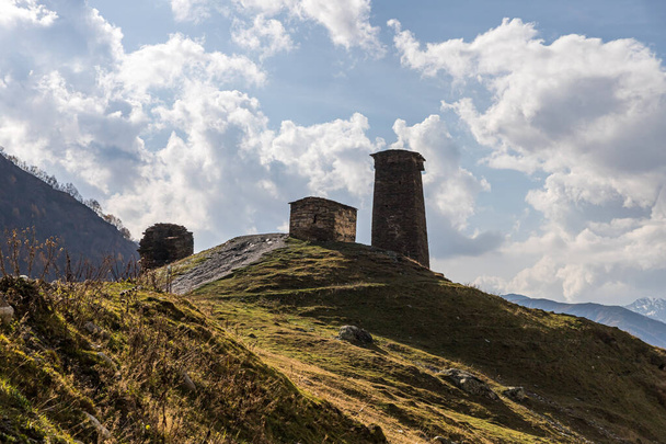 Strážná věž - Koshki - ve vesnici Ushguli na pozadí hor ve Svaneti v horské části Gruzie - Fotografie, Obrázek