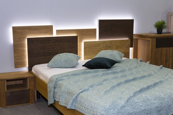 elegante, moderne Schlafzimmerdolmetscherin, Bett mit Licht - Foto, Bild