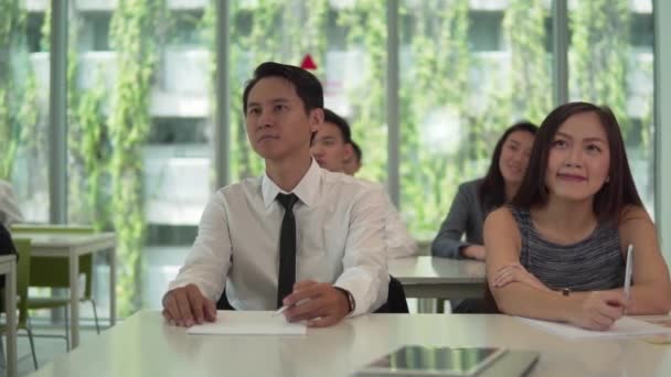 Estudiantes asiáticos chinos en aula corporativa - Imágenes, Vídeo
