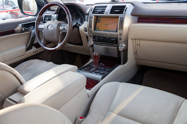 Vista sull'interno beige della Lexus GX460 con cruscotto, steeri
 - Foto, immagini