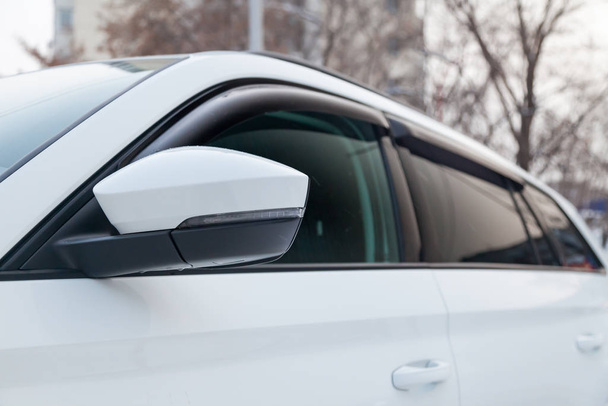 Close-up do espelho lateral esquerdo e janela do corpo do carro whit
 - Foto, Imagem