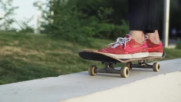 Mladý bruslař na skateboardu na hranicích v parku - Záběry, video