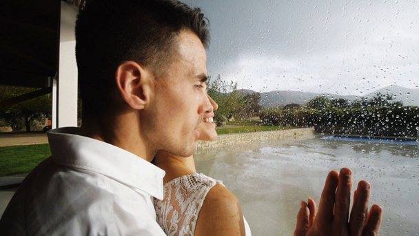 Υπέροχο ζευγάρι κοντά στο παράθυρο με σταγόνες βροχής. - Πλάνα, βίντεο