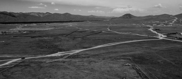 Повітряний вид на монгольську сільську місцевість, недалеко від Улан - Батора, столиці Монголії, приблизно 20 червня. - Фото, зображення