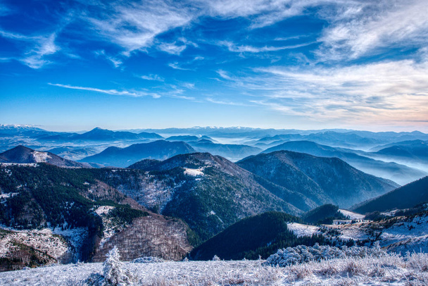ein schöner klarer Tag in den Bergen mit wunderschönen schneebedeckten Hügeln, mala fatra, Slowakei - Foto, Bild