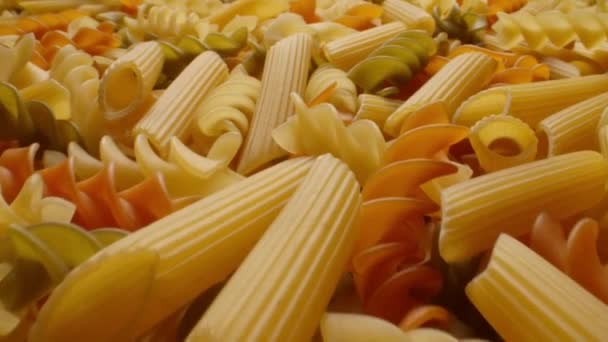 Konzept der nationalen Küche. eine Menge der verschiedenen rohen italienischen Pasta - Filmmaterial, Video
