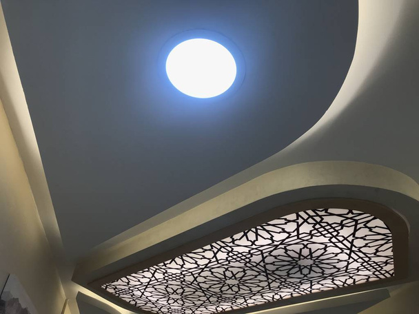 Een decoratieve gipsplaten hangende valse plafond met baaien voor indirecte verlichting voor een grote hal van een specialiteit ziekenhuis gebouwen interieurs architectonische werkzaamheden - Foto, afbeelding